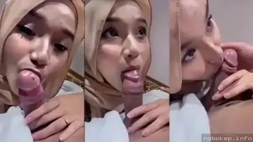 Biarin sahabat cantik isep kontol puas-puasin nafsunya poster